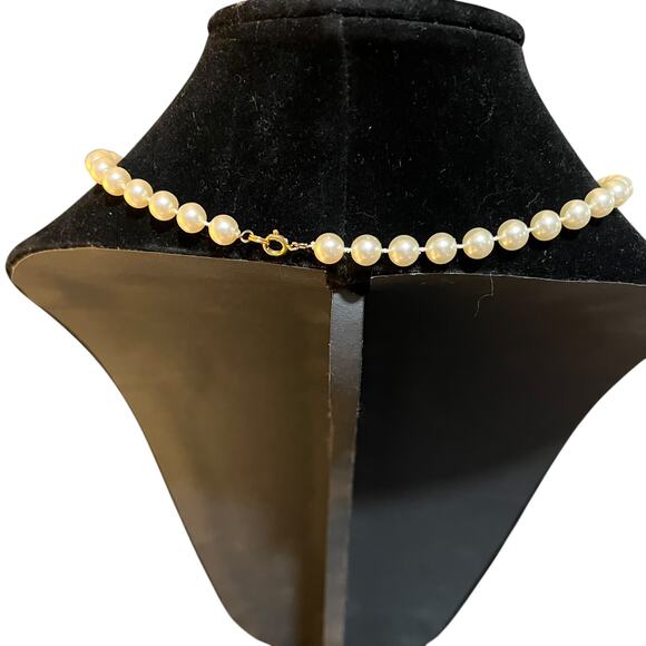 Vintage Faux Pearl Choker Necklace with Gold-Tone Clasp, Classic Elegant Jewelry - Picture 5 of 8